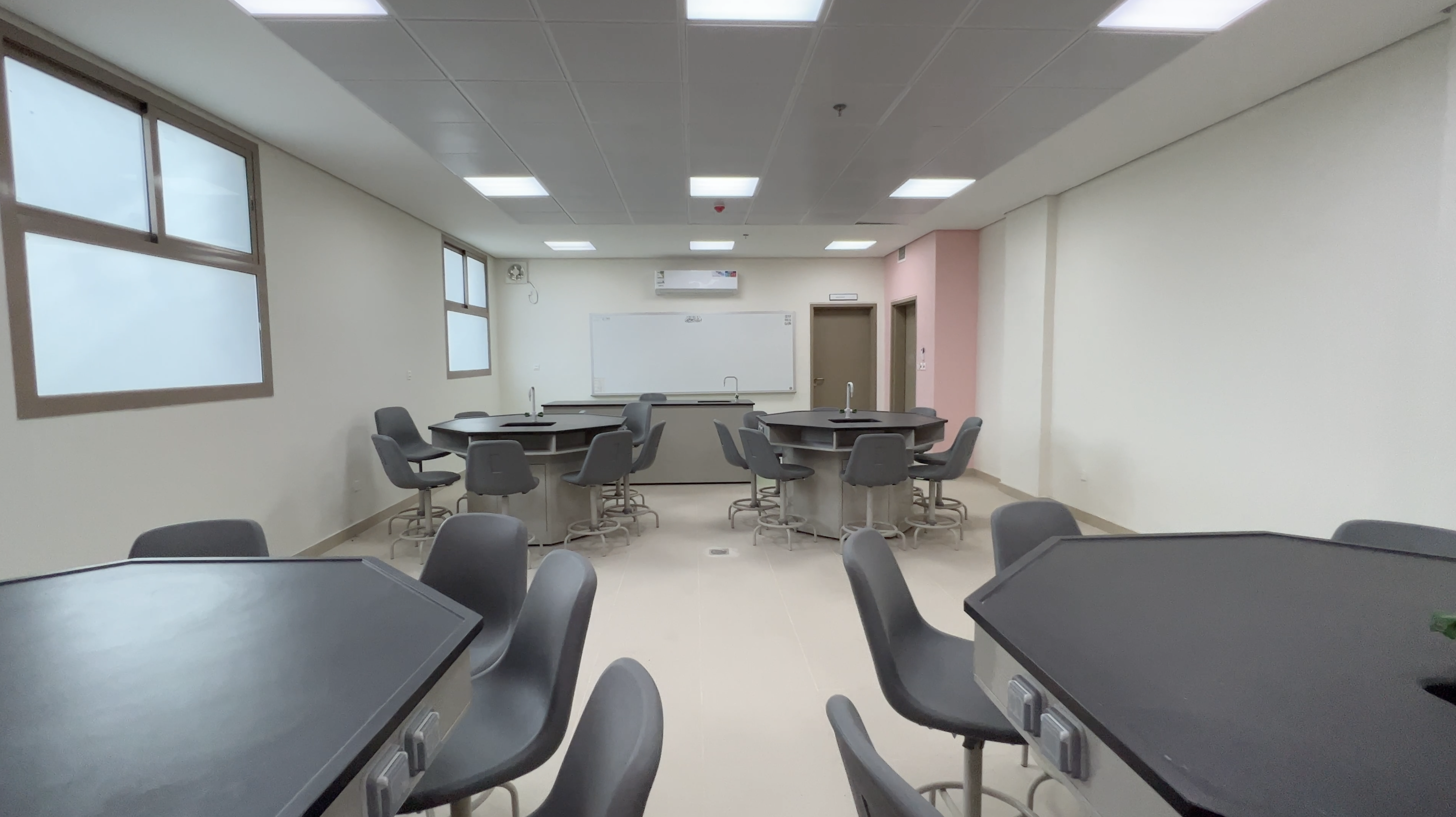 مشروع إنشاء أربع مدارس